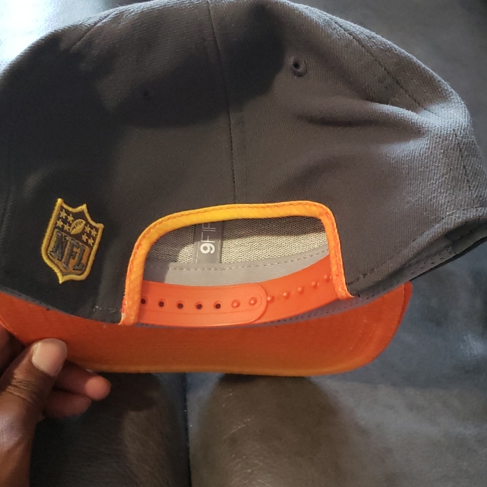 Snap back hat - Picture 4 of 4